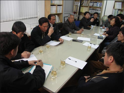 지난 6일 천안아산환경운동연합 회의실에서 골프장건설이 추진 중인 마을주민, 농민단체, 시민단체, 환경단체 등이 간담회를 통해 골프장확산을 저지하기 위한 연대구성과 공동대응방안을 논의했다. 